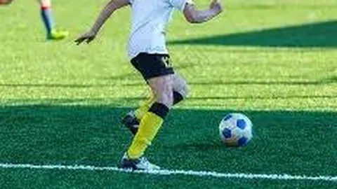 “塔可夫斯基力挽狂澜，利物浦与埃弗顿激战成2-2平局”