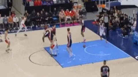 全球瞩目！詹姆斯荣膺尊崇，名流华盛顿亲临现场深情拥抱！